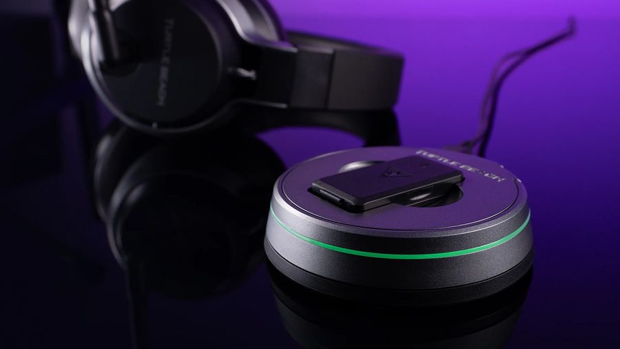 L'émetteur/chargeur du micro casque gamer Turtle Beach Stealth Pro Xbox s'habille d'un éclairage LED vert aux couleurs de Xbox.
