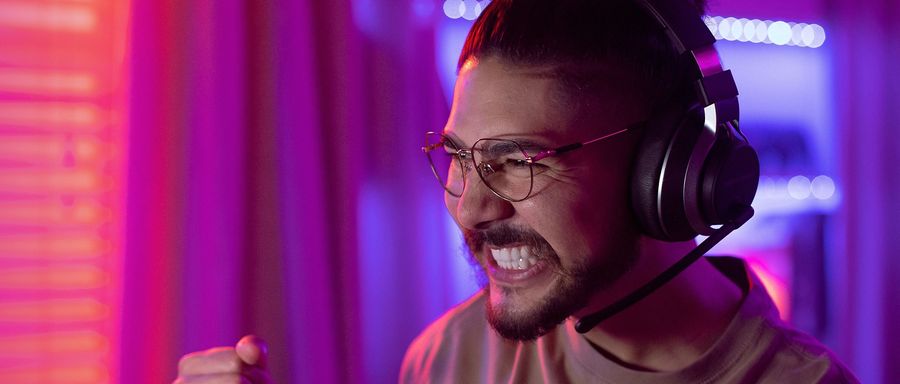 Le micro casque gamer Turtle Beach Stealth Pro Xbox est adapté aux joueurs avec des lunettes.