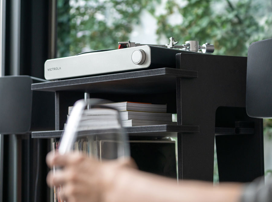 Compatible avec les enceintes sans fil Sonos, la platine vinyle Victrola Stream dispose du WiFi. La platine vinyle Victrola Stream dispose du WiFi et d'une compatibilité avec les enceintes Sonos.