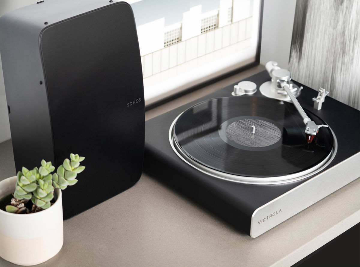 Victrola Stream Carbon et enceinte Sonos Five