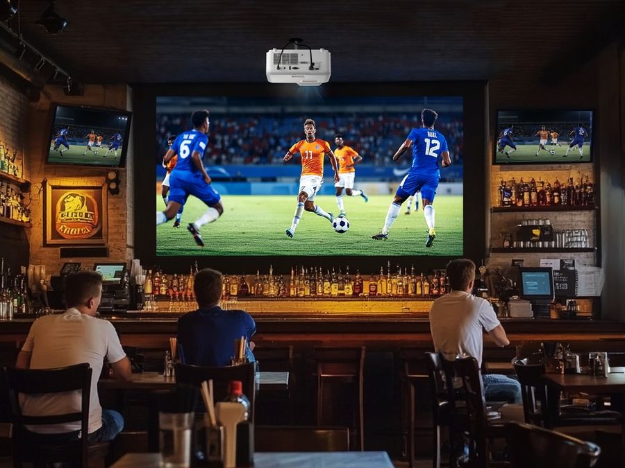 Vidéoprojecteur ViewSonic LSD400HD-ST à courte focale avec zoom numérique et décalage d’image réglable.