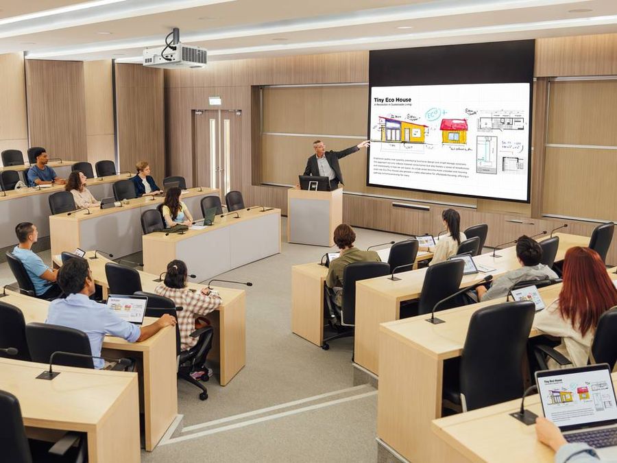 Vid&eacute;oprojecteur laser 4K ViewSonic LSD500-4K projetant une pr&eacute;sentation claire sur un grand &eacute;cran dans une salle de conf&eacute;rence moderne.