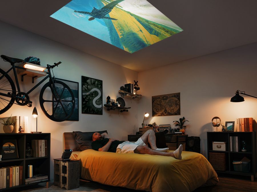 ViewSonic M1S: projection possible on the ceiling thanks to the mobile foot ViewSonic M1S: projection possible on the ceiling thanks to the mobile foot