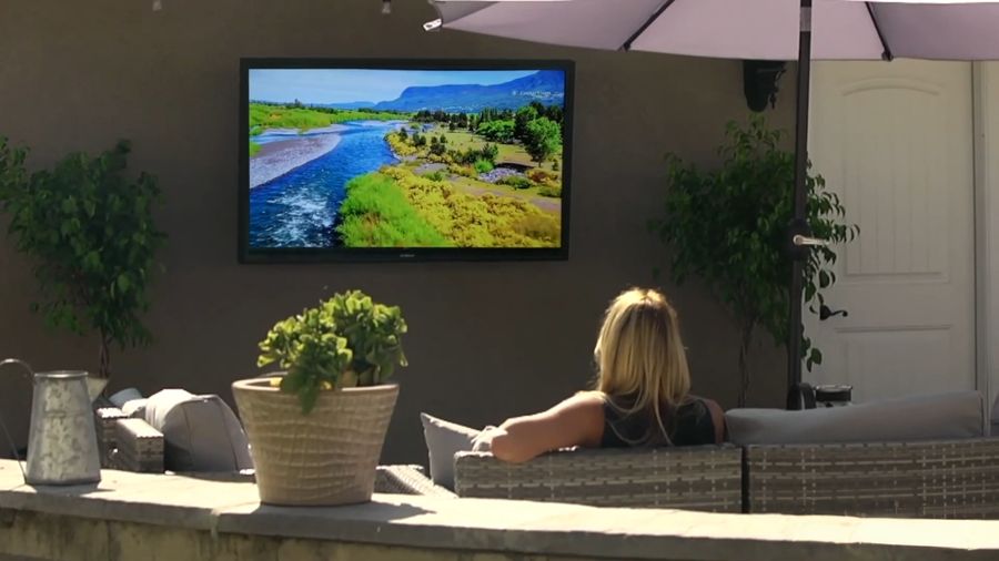 Pour installer un t&eacute;l&eacute;viseur en ext&eacute;rieur, le caisson Weemove Leader Direct Sun 43&rdquo; permet de prot&eacute;ger l'&eacute;cran.