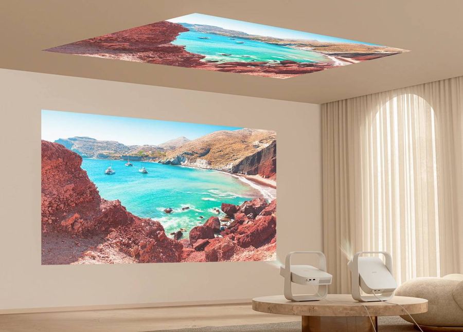 Le projecteur Xgimi Elfin Flip Plus projette une image haute d&eacute;finition sur un mur et au plafond d&rsquo;un salon moderne.