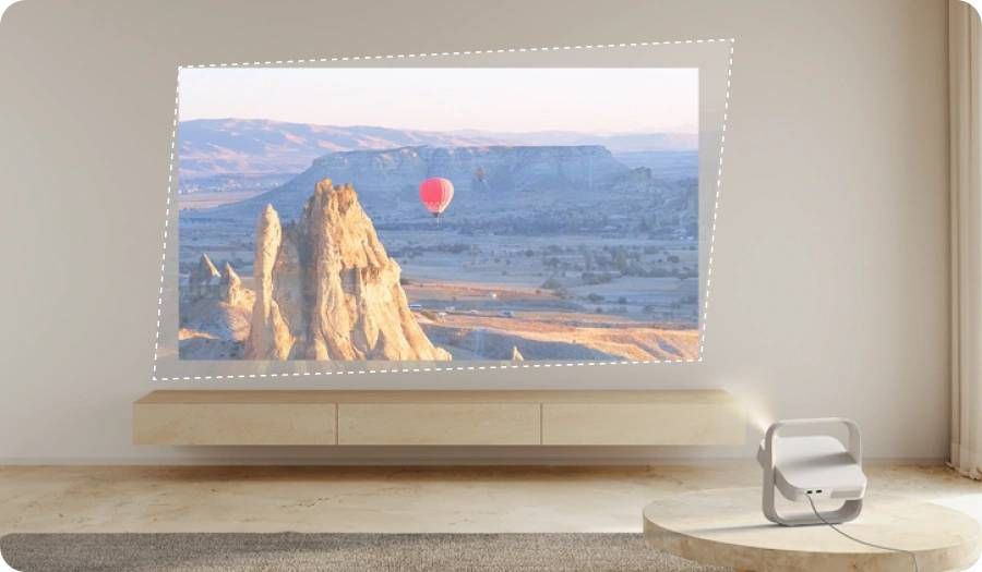 Le projecteur Xgimi Elfin Flip Plus corrige automatiquement la g&eacute;om&eacute;trie de l&rsquo;image projet&eacute;e sur un mur lorsqu'il est d&eacute;cal&eacute; sur le c&ocirc;t&eacute;