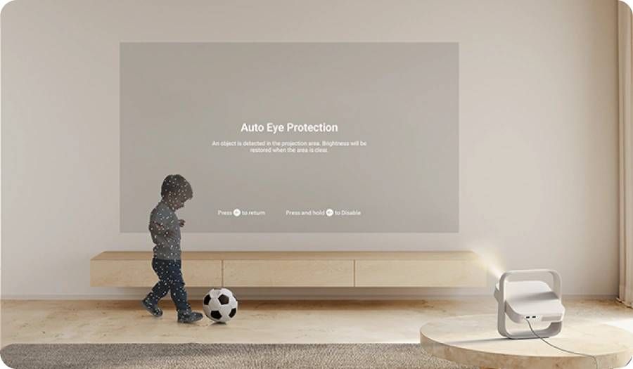 Le projecteur Xgimi Elfin Flip Plus active une fonction de protection des yeux lorsqu&rsquo;un enfant passe devant la projection.