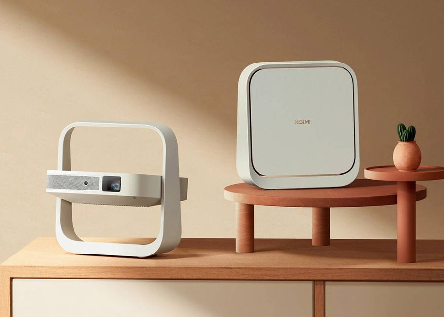 Projecteur Full HD Xgimi Elfin Flip Plus pos&eacute; sur un meuble, au design compact et &eacute;pur&eacute;.