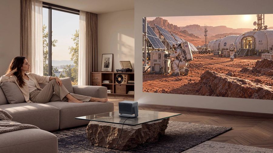 Vid&eacute;oprojecteur triple laser 4K Xgimi Horizon 30 Max install&eacute; dans un salon lumineux, projetant une grande image sur un mur