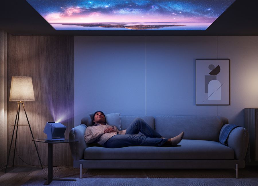  Xgimi Horizon S Max : mise en situation dans un salon avec une projection au plafond