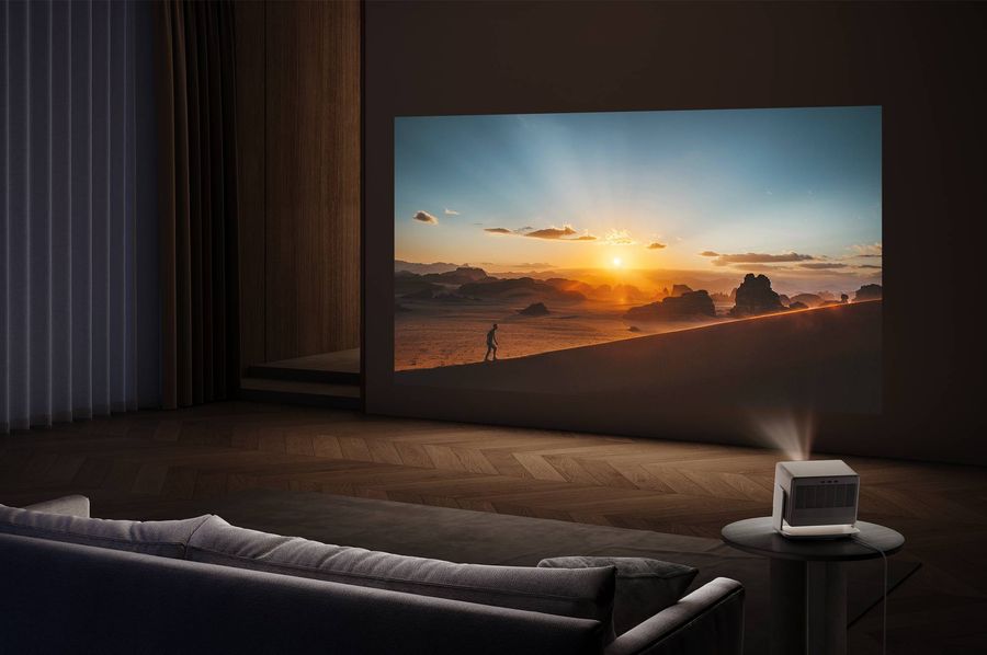 Vidéoprojecteur Xgimi Horizon S Pro projetant un paysage au coucher du soleil dans un salon élégant.