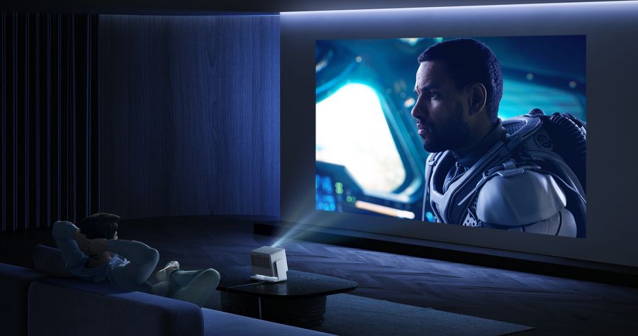 Vidéoprojecteur Xgimi Horizon S Pro projetant un film en haute définition dans un salon sombre.