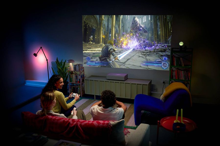 Vid&eacute;oprojecteur 4K ultra courte focale XGIMI MIRA Pro affichant un jeu vid&eacute;o en grand format dans un salon sombre.