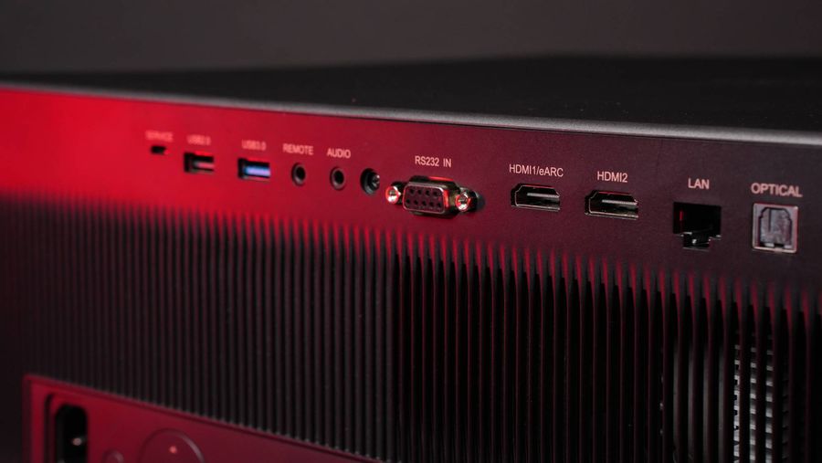 La connectique complète du projecteur 4K Xgimi Titan comprend HDMI eARC, USB, audio, LAN, optique et RS232.