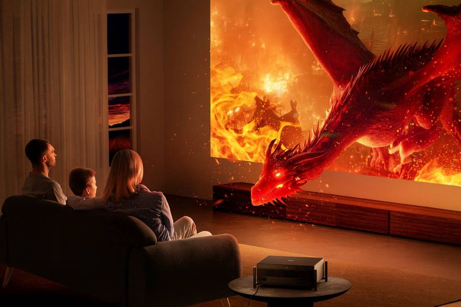 Une famille regarde un film en 3D projeté en très haute luminosité par le projecteur 4K Xgimi Titan dans un salon.