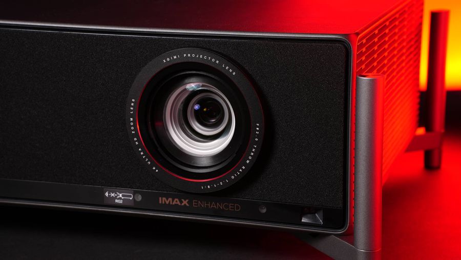 Le projecteur 4K Xgimi Titan repose sur ses quatre pieds métalliques amovibles, assurant une stabilité optimale sur meuble.