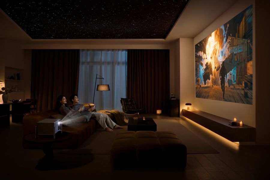 Vid&eacute;oprojecteur Xgimi Titan Noir Ultra Max projetant une grande image immersive dans un salon sombre d&eacute;di&eacute; au divertissement.