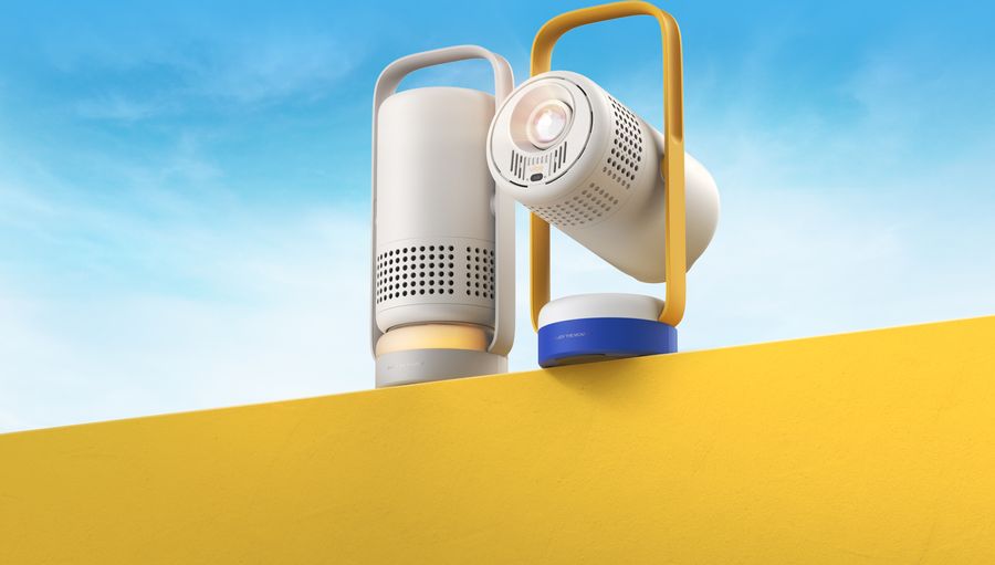 Vidéoprojecteur Xgimi Vibe One avec batterie intégré, présenté en extérieur sur fond de ciel bleu ensoleillé.