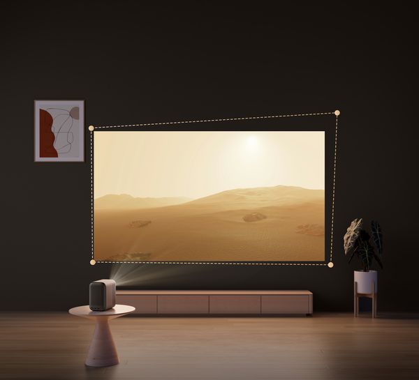 Le mini projecteur Xming Page Two ajuste automatiquement l’image projetée en Full HD sur un mur sombre de salon.