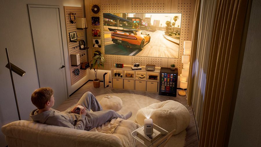 Projecteur Full HD compact Xming Episode Two projette jeu vid&eacute;o lumineux sur mur dans pi&egrave;ce gaming avec ambiance chaleureuse.