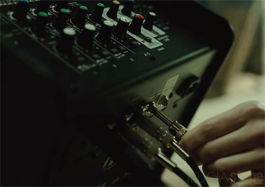 Le panneau de connexion du Yamaha Stagepas 200BTR