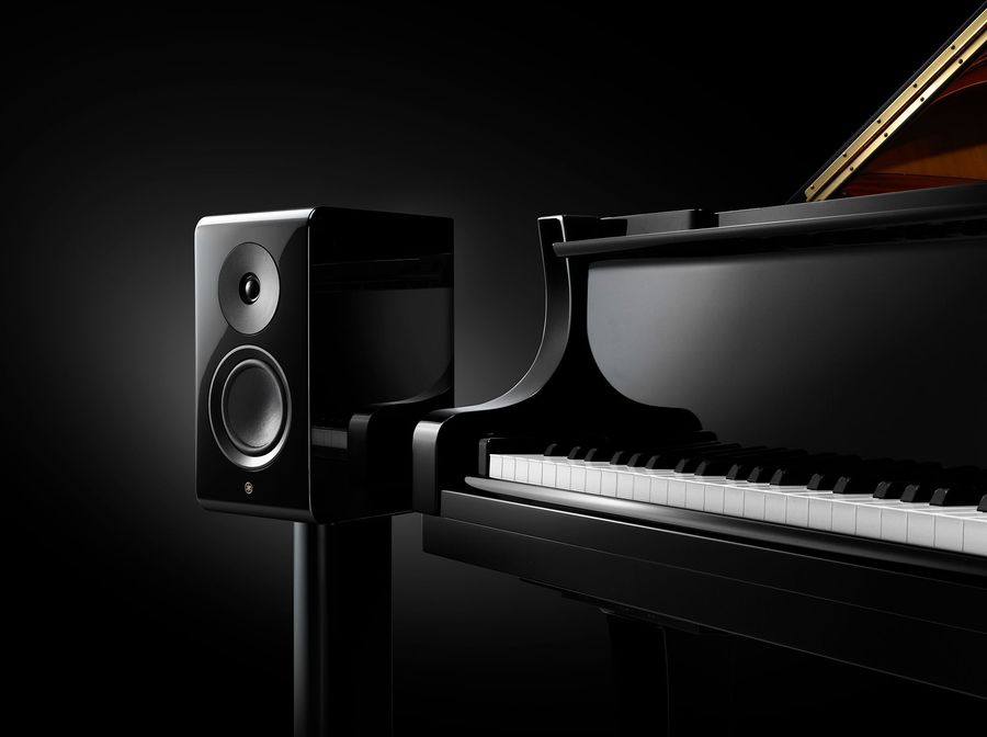 Le design des enceintes bibliothèque Yamaha NS-600A s'inspire des pianos à queue du fabricant.