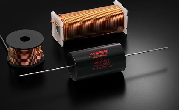 Les condensateurs des enceintes bibliothèque Yamaha NS-600A permettent un transfert stable et précis du son.