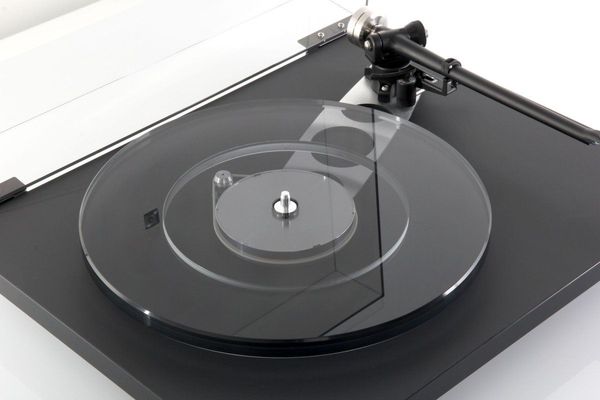 Rega Planar 6 + Neo PSU MKII (sans cellule) : Planar 6 + Neo PSU (sans cellule) Vue de détail 1