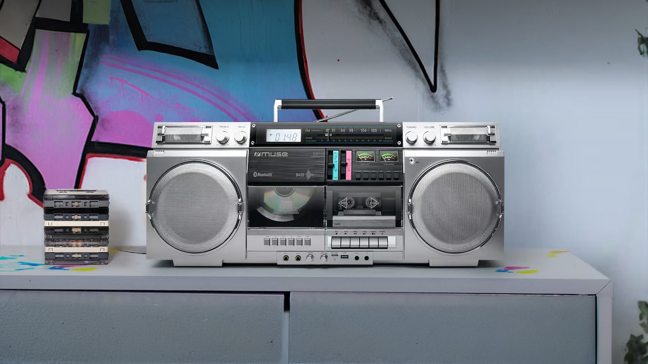 Boombox ou ghettoblaster avec lecteur cassette, radio AM/FM et grands haut-parleurs st&eacute;r&eacute;o