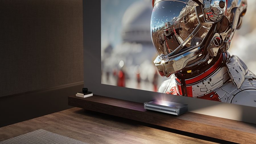 Vidéoprojecteur ultra courte focale Hisense PX3-Pro affichant une image haute définition immersive sur un écran mural.