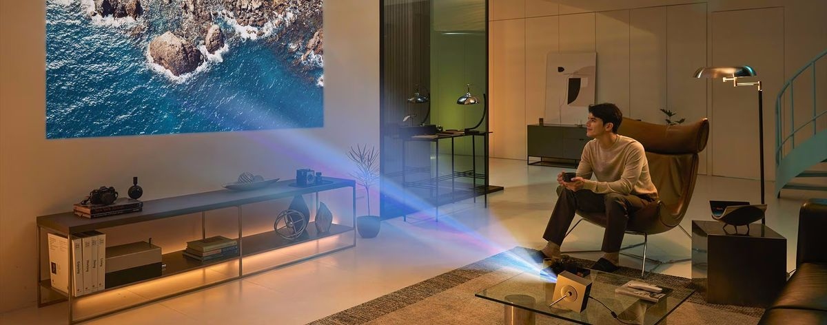 Vidéoprojecteur compact LG Cinebeam Q (HU710PB) diffusant une image lumineuse et détaillée sur un mur de salon.