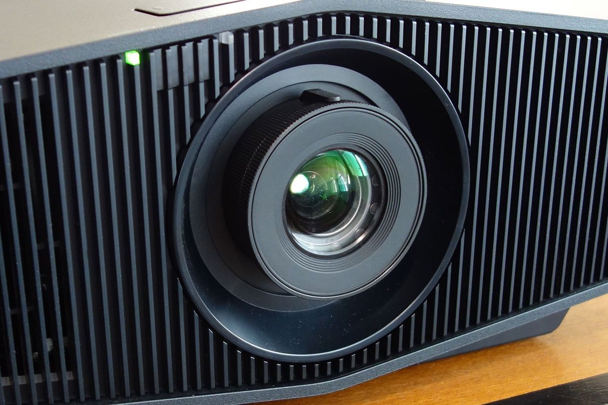 Vue de détail de l'optique du vidéoprojecteur Sony VPL-XW5000