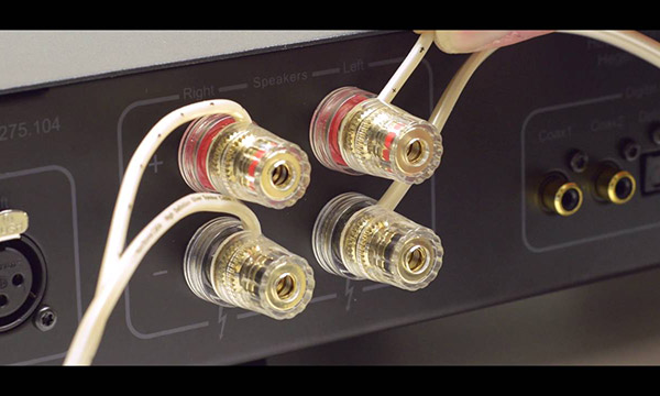 Comment relier deux paires d'enceintes en parallèle sur un ampli stéréo compatible (faible impédance) ?