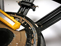 Gratter les résidus avec un cutter.