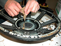 Insèrer un morceau d'adhésif dans l'entrefer.