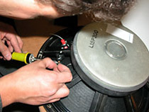 Souder les câbles pour les raccorder au bornier