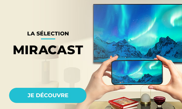 Personne utilisant la technologie Miracast pour projeter l'écran d'un smartphone sur une télévision.