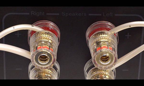 Comment relier une paire d'enceintes à un ampli stéréo (mono-câblage) ?