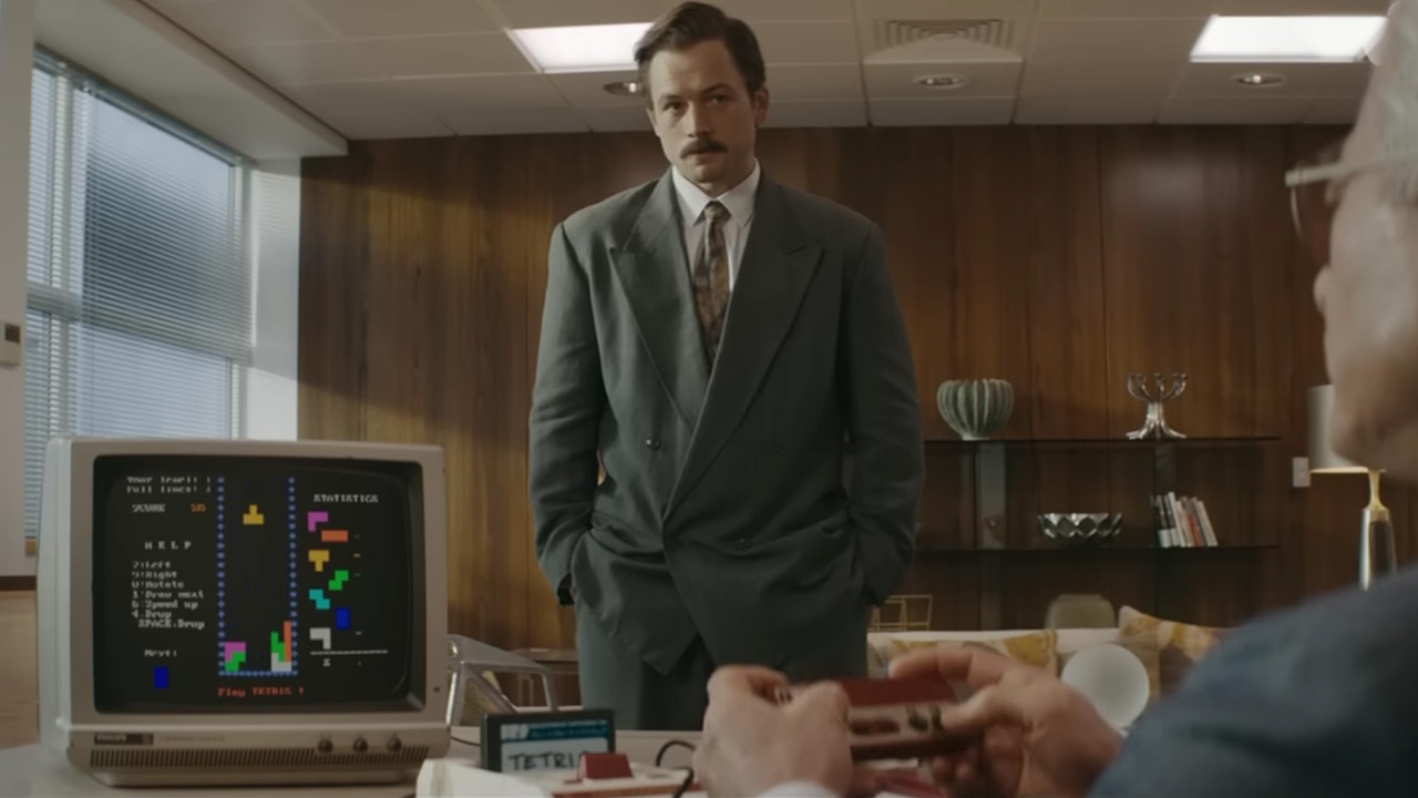 Sc&egrave;ne du film Tetris : Henk Rogers teste le jeu pour la premi&egrave;re fois en URSS.