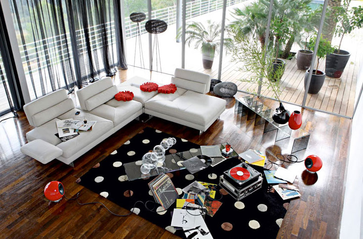 La planet L rouge dans le catalogue Meubles Roche Bobois 2010