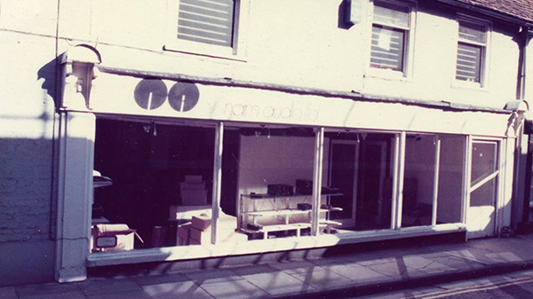 Photographie de la modeste devanture du bâtiment Naim Audio, fin des années 60.