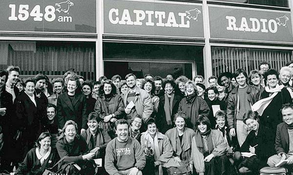 Toute l'équipe de Capital Radio devant les locaux de Capital Radio.