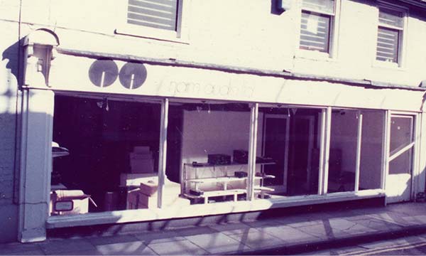 La modeste devanture du premier local Naim Audio.