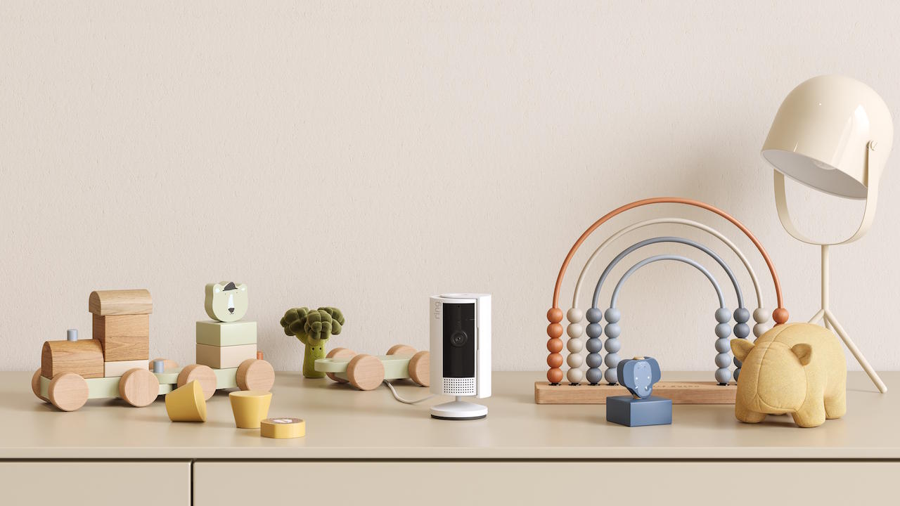 Idéal pour la surveillance en intérieur, la caméra Ring Indoor Cam est simple à utiliser.