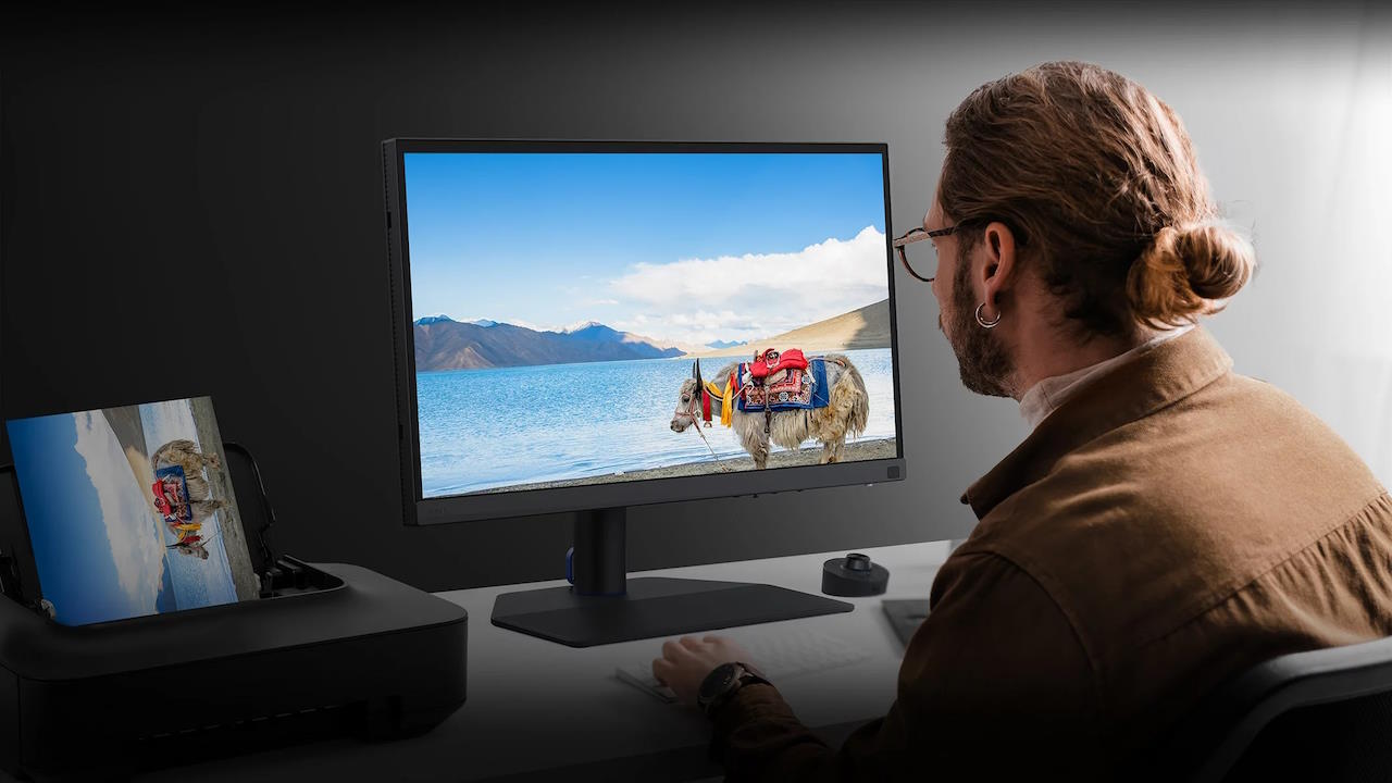 Le moniteur de bureau BenQ PhotoVue SW272U couvre l'espace colorimétrique Adobe RGB, idéal pour tous les travaux de photographie et de graphisme.