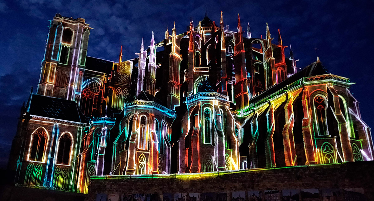 Illustration d'une projection architecturale (vidéo mapping) sur la cathédrale du Mans, avec de multiples projecteur haute luminosité