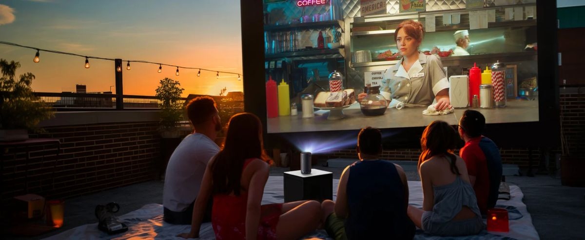 Illustration d'une projection de film sur une terrasse un soir d'été