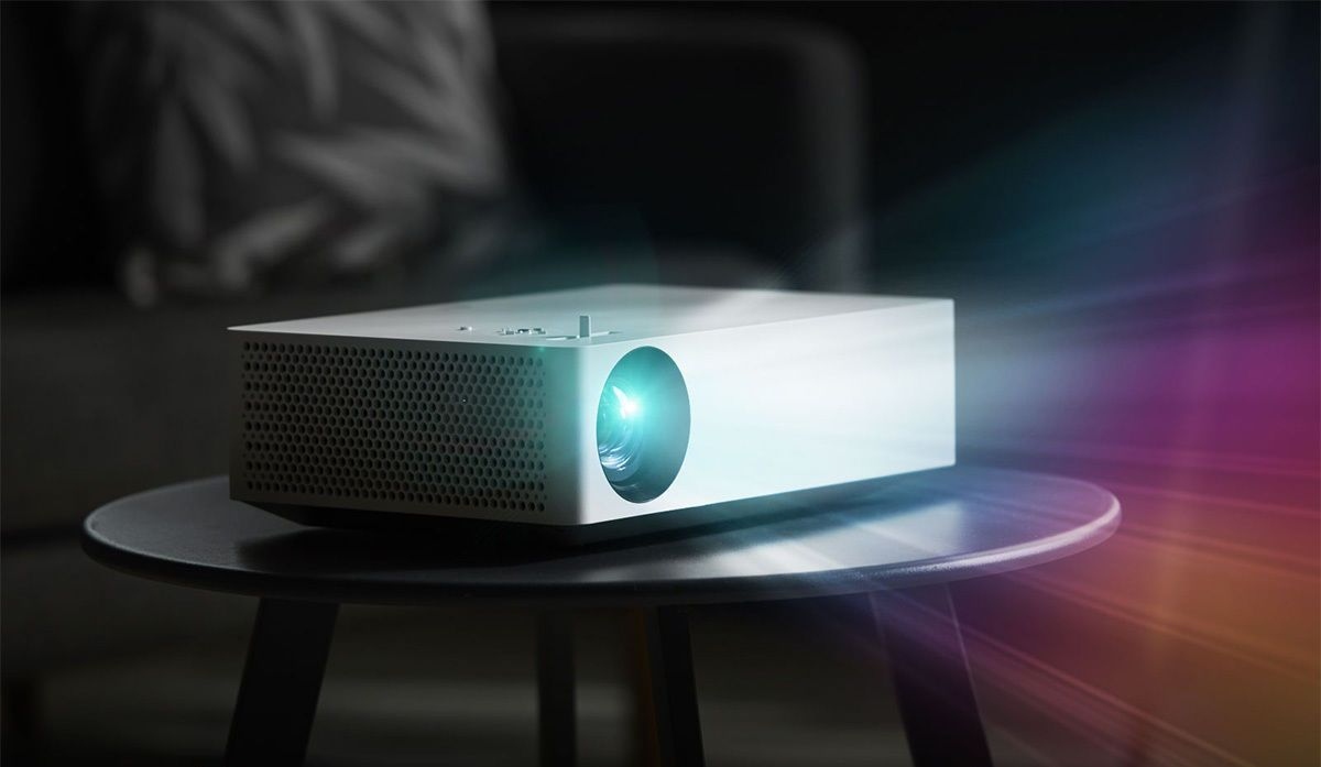 Vidéoprojecteur UHD 4K LG HU70LS avec technologie de lampe LED 4 channel, placé sur une table et en pleine projection.