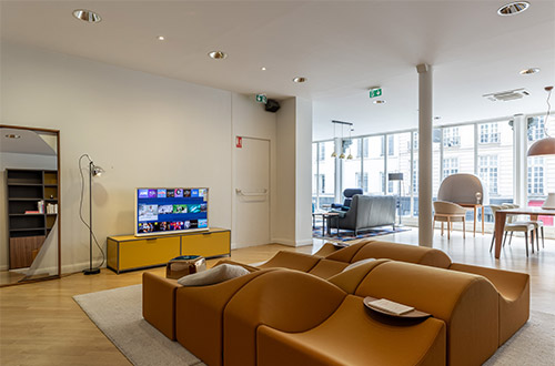 Samsung The Serif dans les magasins Ligne Roset / Cinna