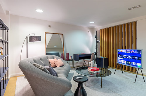 Samsung The Serif dans les magasins Ligne Roset / Cinna